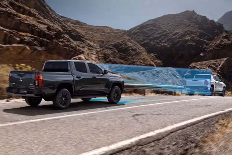 Mitsubishi Triton Double Cab Plus Ultra sử dụng động cơ diesel tăng áp Hyper Power, cho công suất tối đa 184 mã lực và mô-men xoắn cực đại 430 Nm. Thêm vào đó là hệ thống treo mới và khung gầm Megaframe lớn hơn, chắc chắn hơn, mang lại trải nghiệm lái êm ái, linh hoạt cả trong đô thị lẫn đường dài.