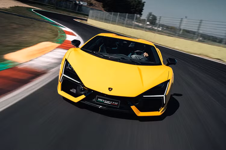  Giá xe Lamborghini Revuelto lăn bánh tại Việt Nam sẽ trên 50 tỷ đồng, ngang với siêu xe mui trần Ferrari SF90 Spider đã có 2 xe về Việt Nam. Tại thị trường nước ngoài, dòng siêu xe Lamborghini Revuelto có giá bán chính hãng hơn 13,5 tỷ đồng.
