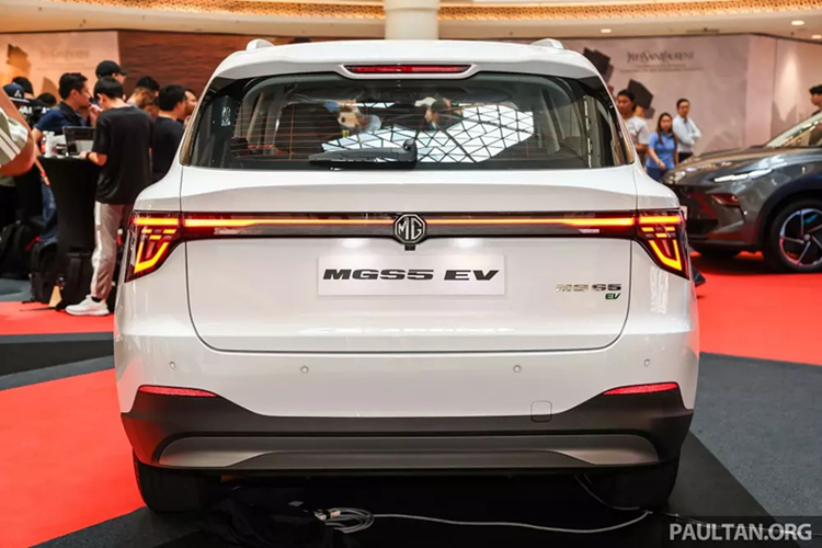 So với BYD Atto 3, xe lớn hơn một chút. Xe không có cốp chứa đồ phía trước dưới nắp ca-pô trong khi khoang hành lý phía sau với dung tích 453 lít, có thể mở rộng lên 1.441 lít khi gập hàng ghế sau, bao gồm cả ngăn dưới sàn.