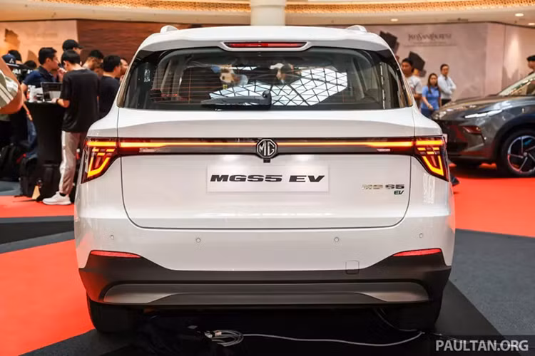 So với BYD Atto 3, xe lớn hơn một chút. Xe không có cốp chứa đồ phía trước dưới nắp ca-pô trong khi khoang hành lý phía sau với dung tích 453 lít, có thể mở rộng lên 1.441 lít khi gập hàng ghế sau, bao gồm cả ngăn dưới sàn.