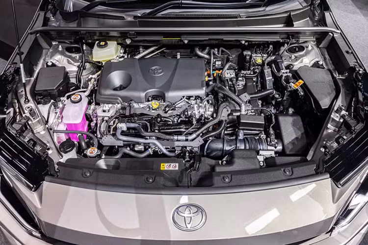 Nằm bên dưới nắp ca-pô của Toyota RAV4 2026 là 2 tùy chọn động cơ, bao gồm hybrid thông thường (HEV) và hybrid sạc điện (PHEV). Cả hai hệ truyền động này dự kiến đều bao gồm máy xăng 4 xi-lanh thẳng hàng, dung tích 2.5L giống như thế hệ trước.