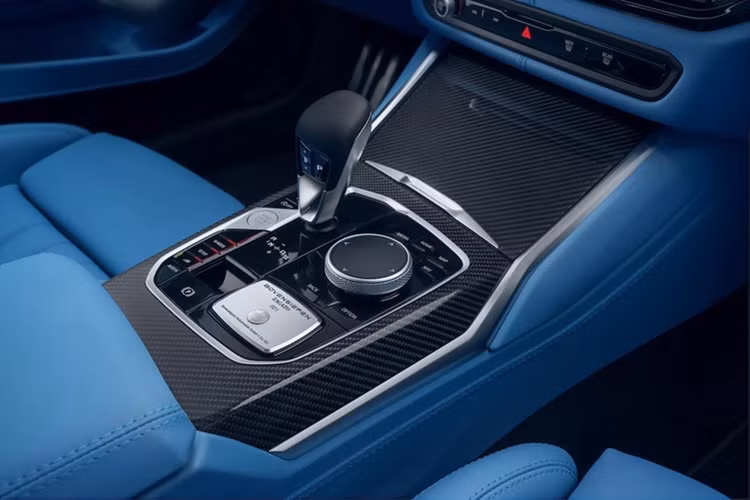 Khách hàng có thể tuỳ chọn hàng chục màu da và kết hợp với Alcantara. Tổng cộng, xe cần 250 giờ để hoàn thành với hơn 400 bộ phận được thiết kế riêng.