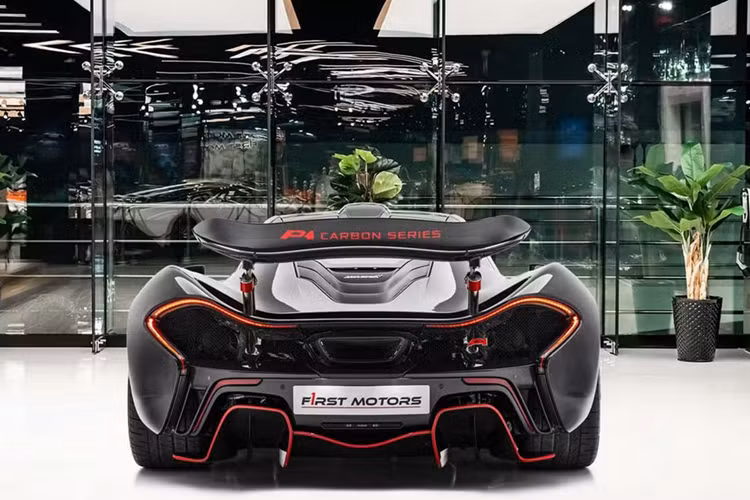 Mặc dù xe không sử dụng trên đường nhưng đã được nâng cấp một số phụ tùng. Vài năm trước McLaren đã công bố pin thế hệ thứ 2 hiệu suất cao cho P1. Bộ pin mới giảm 56,25 kg (124 pound) so với pin ban đầu nặng 106,14 kg (234 pound) mang lại khả năng xử lý và tăng tốc tốt hơn.