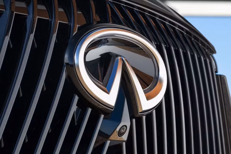 Phần đuôi QX60 hầu như không thay đổi, ngoại trừ dòng chữ Infiniti mới, một số huy hiệu khác và loại bỏ các ống xả giả ở cản dưới. Màu sơn xanh ngoại thất mới mang tên - Deep Emerald.