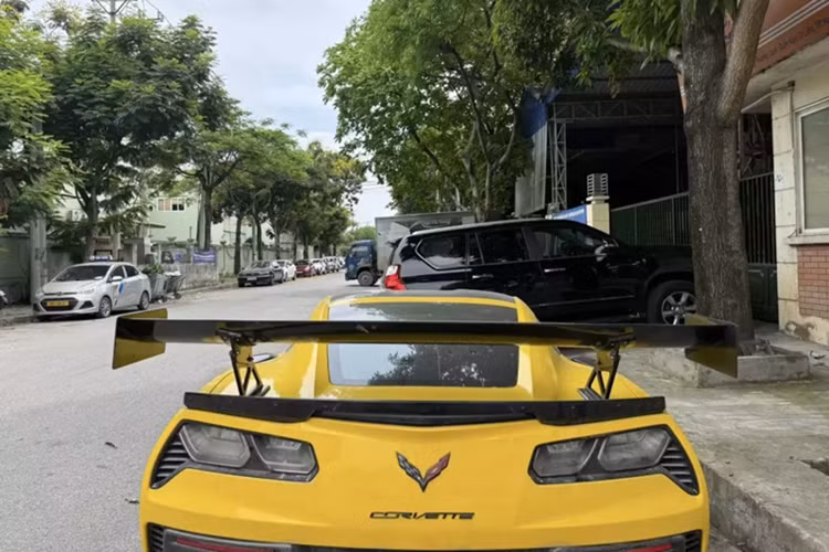 Nếu xe là Chevrolet Corvette C7 Stingray, nó sẽ được trang bị khối động cơ V8, dung tích 6.2 lít, sản sinh công suất tối đa 460 mã lực tại vòng tua máy 6.000 vòng phút và mô-men xoắn cực đại 630 Nm tại vòng tua 4.600 vòng phút.