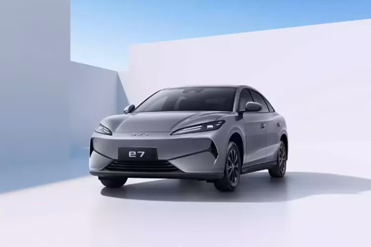 Logo BYD được đặt ở giữa, trên nắp ca-pô với các đường gân nổi. Phía sau, BYD e7 sở hữu thiết kế đa tầng, kết hợp với cánh gió kiểu đuôi vịt, cụm đèn hậu nối liền hai bên và các đèn phụ ở dưới. Logo “e7” được đặt ở góc phải phía dưới như dấu hiệu nhận biết.