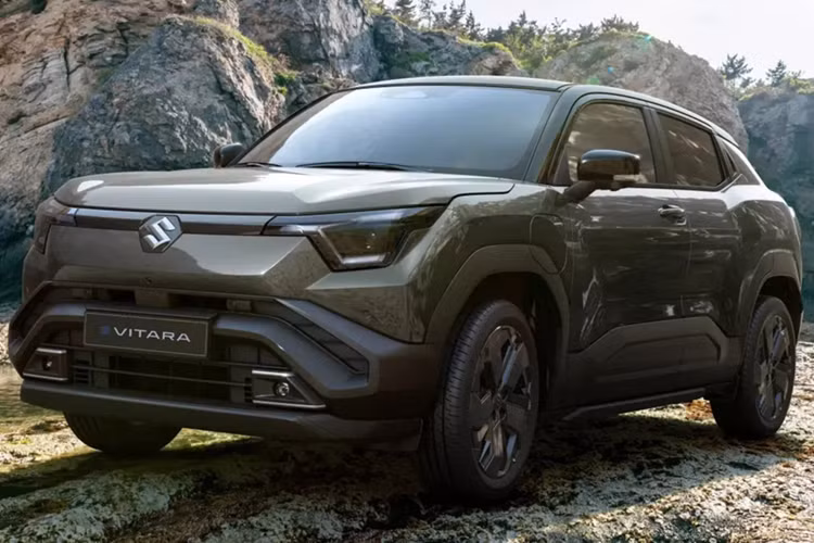 Khoang nội thất được bố trí 2 hàng ghế tiêu chuẩn, tập trung vào không gian rộng rãi và tiện nghi cho hành khách. Các chất liệu và chi tiết thiết kế hứa hẹn sẽ có nhiều khác biệt so với những mẫu SUV sử dụng động cơ đốt trong cùng thương hiệu.