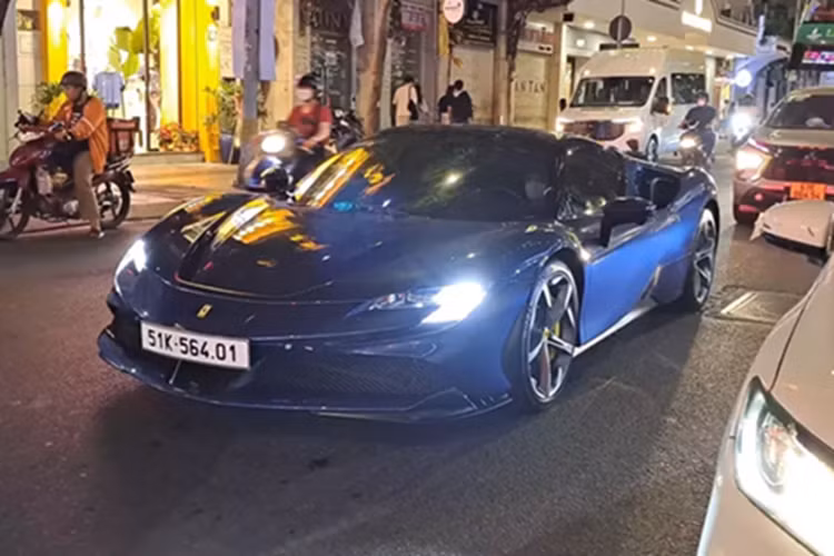 Chiếc siêu xe mui trần này đã gắn bó với vợ chồng Cường Đô la trong nhiều năm qua, Ferrari SF90 Spider cũng là chiếc xe đắt nhất mà doanh nhân phố núi Gia Lai này sở hữu. Mới đây, Cường Đô la đã bị bắt gặp lái chiếc xe Ferrari SF90 Spider dạo phố đêm TP HCM để gặp bạn bè.