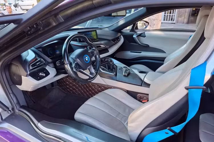 2 bên đầu xe và đuôi xe có các tấm ốp chia gió, trên vòm bánh xe có các khe gió mới. Sau cùng là khuếch tán gió sau và cánh gió đuôi cố định. Tiếp theo đó là bộ mâm đa chấu kép kiểu xoắn, thiết kế bắt mắt với 2 tông màu tương phản là tím và trắng, mang đến cho xe sự mới mẻ.