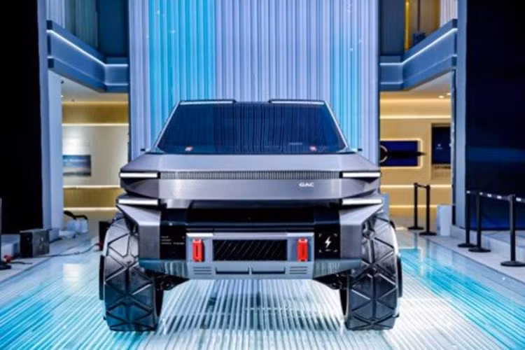 Tuy nhiên, cấu trúc này khó có khả năng vượt qua các tiêu chuẩn an toàn để được ứng dụng vào sản xuất thực tế. Một số chi tiết khả thi hơn để đưa vào bản thương mại có thể bao gồm màn hình giải trí siêu rộng và phong cách thiết kế tối giản hiện đại.