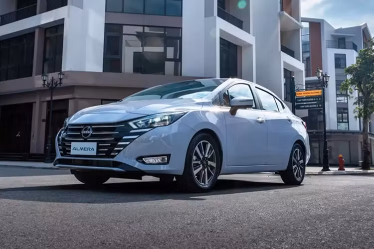 Tương tự nhiều hãng xe đối thủ, trong tháng 6 này, Nissan cũng triển khai chương trình ưu đãi lệ phí trước bạ. Theo đó, trong tháng này, hãng Nissan sẽ hỗ trợ lệ phí trước bạ với mức từ 50% đến 100% cho 2 mẫu xe Almera và Navara.