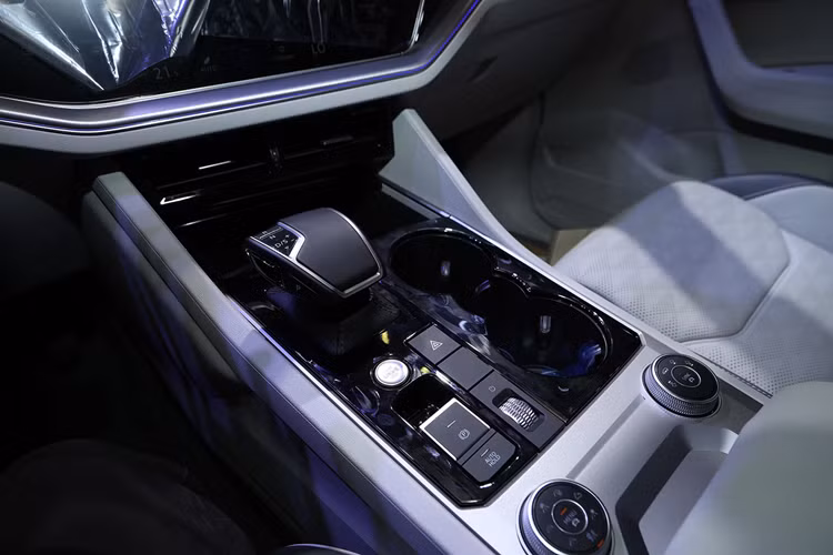 Ghế trước chỉnh điện tích hợp nhớ vị trí, sưởi, làm mát và mát-xa. Cửa sổ trời toàn cảnh và hệ thống đèn nội thất ambient light với 30 tuỳ chọn màu sắc cũng là những trang bị đáng chú ý. Hàng ghế sau có không gian thoải mái, đi kèm rèm che nắng và bệ tỳ tay trung tâm.