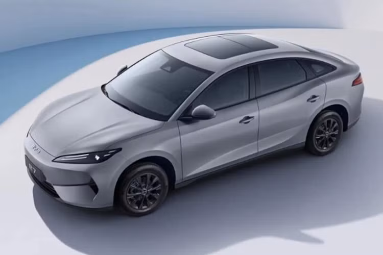 Các trang bị khác của xe gồm có ghế bọc giả da màu đen, cần số gắn trên cột vô lăng, cửa sổ trời toàn cảnh, cốp sau với dung tích 528 lít và khả năng bật/tắt điều hòa cũng như mở/đóng cửa điều khiển từ xa. Hàng ghế sau của BYD e7 có khoảng duỗi chân hợp lý và được trang bị tựa đầu ở giữa nhưng có một điểm trừ là thiếu bệ tì tay trung tâm.