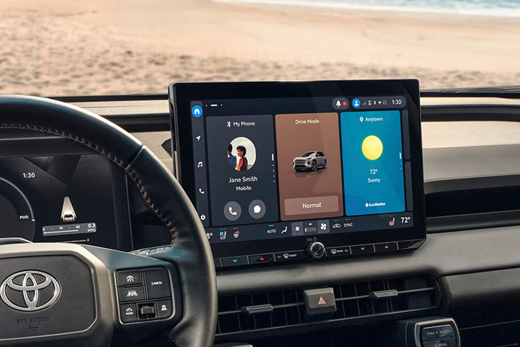 Một điểm mới đáng chú ý là giao diện phần mềm Toyota Arene, lần đầu tiên xuất hiện trên RAV4. Đây là nền tảng "xe định nghĩa bằng phần mềm" (software-defined vehicle), giúp hệ thống thông tin giải trí và các tính năng an toàn hoạt động mượt mà, có thể cập nhật từ xa.