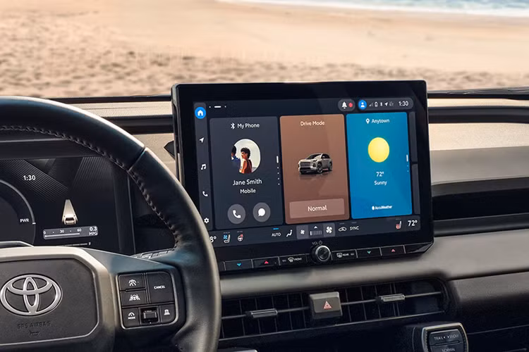 Một điểm mới đáng chú ý là giao diện phần mềm Toyota Arene, lần đầu tiên xuất hiện trên RAV4. Đây là nền tảng "xe định nghĩa bằng phần mềm" (software-defined vehicle), giúp hệ thống thông tin giải trí và các tính năng an toàn hoạt động mượt mà, có thể cập nhật từ xa.