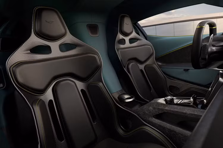 Siêu xe Aston Martin Valhalla mà ông Đặng Lê Nguyên Vũ đặt mua trong 3 năm qua nhưng không được bàn giao được sử dụng hệ thống truyền động PHEV mới với động cơ V8, tăng áp kép, dung tích 4.0 lít được đặt giữa phía sau và có tích hợp thêm 2 mô tơ điện kết hợp giúp tổng công suất cho xe Aston Martin Valhalla lên đến 937 mã lực và mô-men xoắn cực đại là 1.000 Nm.