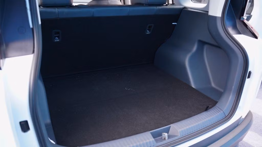 Bestune NAT sử dụng động cơ điện đồng bộ nam châm vĩnh cửu, công suất 120 kW (161 mã lực), mô-men xoắn 155 Nm, dẫn động cầu trước. Xe trang bị pin LFP 55,7 kWh do REPT sản xuất, cho phạm vi hoạt động tối đa 425 km/lần sạc (theo chuẩn NEDC). Mức tiêu thụ điện trung bình là 12,8 kWh/100 km. Xe hỗ trợ sạc AC dân dụng, với thời gian sạc đầy khoảng 8,4 giờ.