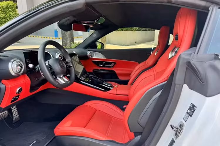 Đương nhiên rồi, sẽ thật sự thiếu xót nếu bỏ qua chi tiết cuối cùng, quan trọng nhất của dòng xe Mercedes-AMG SL43 2024 chính là mui xe, chiếc xe thể thao này sở hữu mui mềm, thay vì kim loại như trước đây, điều này giúp trọng lượng xe giảm cân đến 21 kg.