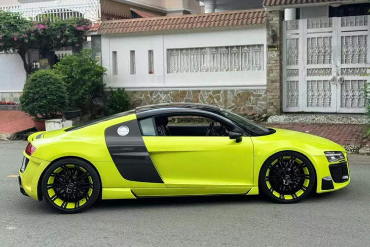 Mới đây, 1 chiếc siêu xe Audi R8 đã được giao dịch khá bí mật, khi mọi chuyện đã xong xuôi thì mới được chia sẻ lên mạng xã hội. Ngoại thất xe mang màu xanh ne-on khá bắt mắt nhưng là sản phẩm của dán đề-can, và điều gây ấn tượng là diện mạo nó trông hầm hố qua bản độ Regula.