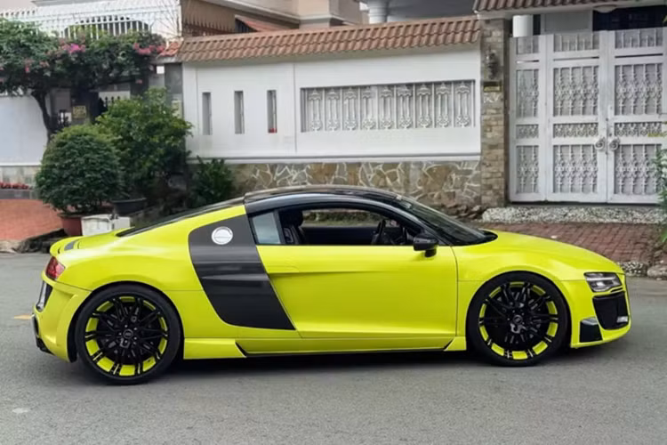 Mới đây, 1 chiếc siêu xe Audi R8 đã được giao dịch khá bí mật, khi mọi chuyện đã xong xuôi thì mới được chia sẻ lên mạng xã hội. Ngoại thất xe mang màu xanh ne-on khá bắt mắt nhưng là sản phẩm của dán đề-can, và điều gây ấn tượng là diện mạo nó trông hầm hố qua bản độ Regula.