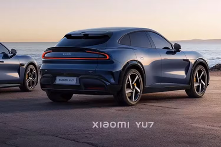 Ban đầu, Xiaomi YU7 được lên kế hoạch ra mắt tại Triển lãm ô tô Thượng Hải 2025, tuy nhiên đã phải trì hoãn sau một vụ tai nạn nghiêm trọng liên quan đến xe thử nghiệm tự hành của hãng. Dù vậy, Xiaomi tái khẳng định cam kết đầu tư nghiêm túc và dài hạn vào mảng ô tô - lĩnh vực được đánh giá là mũi nhọn tiếp theo sau điện thoại thông minh.
