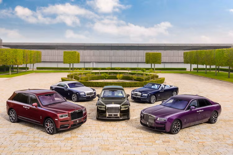 Nếu biến cabin thành một ‘rạp chiếu’ kỹ thuật số, bạn sẽ đánh mất cảm giác thực sự của một chiếc xe thủ công,” ông Colbeth nhấn mạnh. Trung thành với giá trị thủ công, sự khan hiếm và trải nghiệm khách hàng cá nhân hóa đến từng chi tiết, Rolls-Royce cho thấy một định nghĩa khác về thành công.