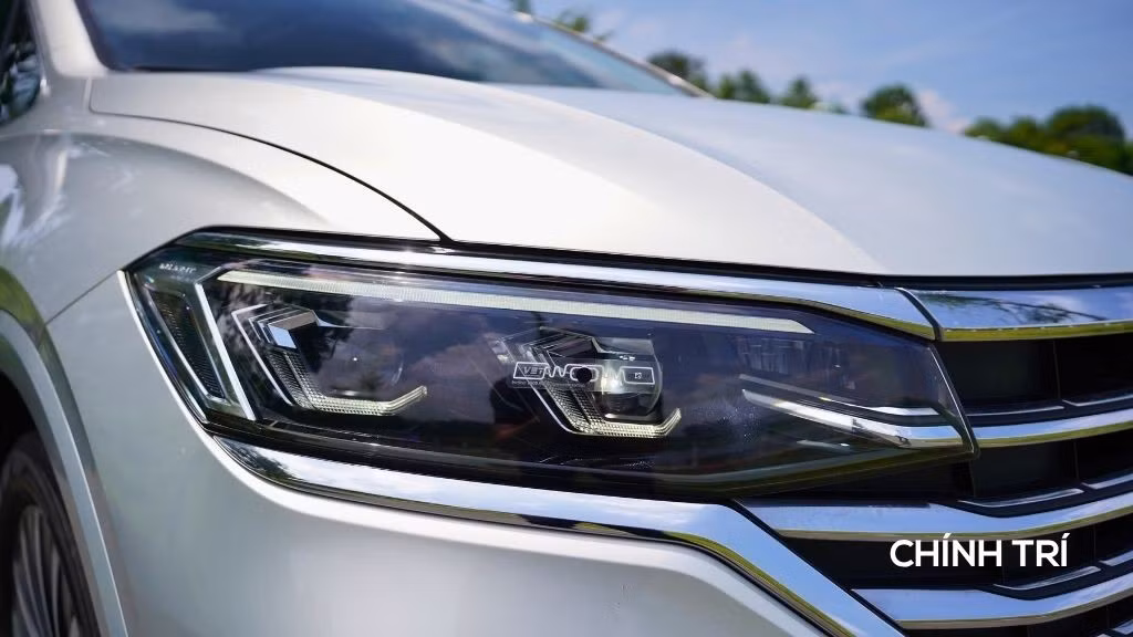 Về trang bị ngoại thất, Viloran không chạy theo xu hướng công nghệ "khoe mẽ", mà ưu tiên tính thực dụng: cụm đèn chiếu sáng full-LED với projector kép, dải định vị LED ban ngày.