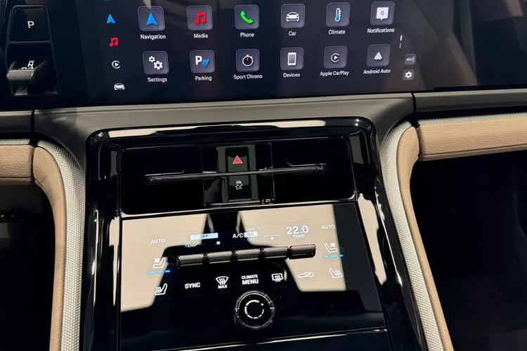 Bảng đồng hồ kỹ thuật số và màn hình cảm ứng trung tâm đều có kích thước 12,6 inch cùng màn hình giải trí 10,9 inch tùy chọn dành cho hành khách phía trước.