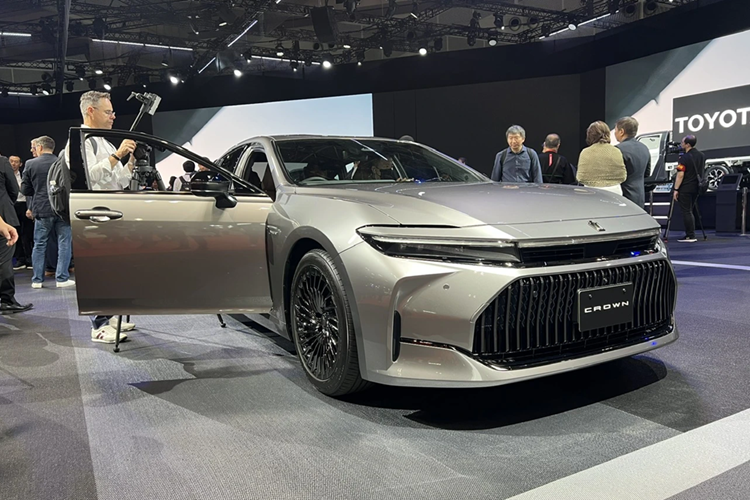 Toyota Crown là dòng xe có ý nghĩa đặc biệt trong lịch sử hãng xe Nhật. Thế hệ thứ 16 của Crown được giới thiệu toàn cầu vào tháng 7/2022, đánh dấu bước chuyển mình với thiết kế hiện đại và đa dạng cấu hình. Hiện tại, Toyota Crown được bán tại thị trường Nhật Bản với 4 biến thể: Crossover, Estate, Sport và Sedan.