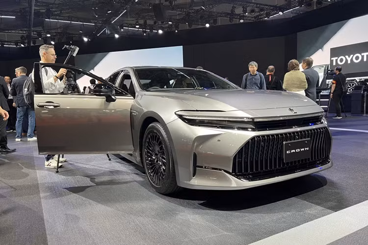 Toyota Crown là dòng xe có ý nghĩa đặc biệt trong lịch sử hãng xe Nhật. Thế hệ thứ 16 của Crown được giới thiệu toàn cầu vào tháng 7/2022, đánh dấu bước chuyển mình với thiết kế hiện đại và đa dạng cấu hình. Hiện tại, Toyota Crown được bán tại thị trường Nhật Bản với 4 biến thể: Crossover, Estate, Sport và Sedan.