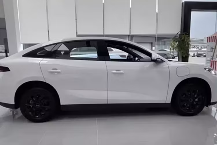 Hình ảnh được chia sẻ trên mạng cho thấy một số chiếc sedan điện BYD e7 2025 đã được trưng bày tại các đại lý nhưng chưa được mở bán. Những chiếc xe có mặt tại đại lý sở hữu thiết kế giống hệt với hình ảnh chính thức đã được công bố trước đó, ngoại trừ màu sơn ngoại thất trắng.