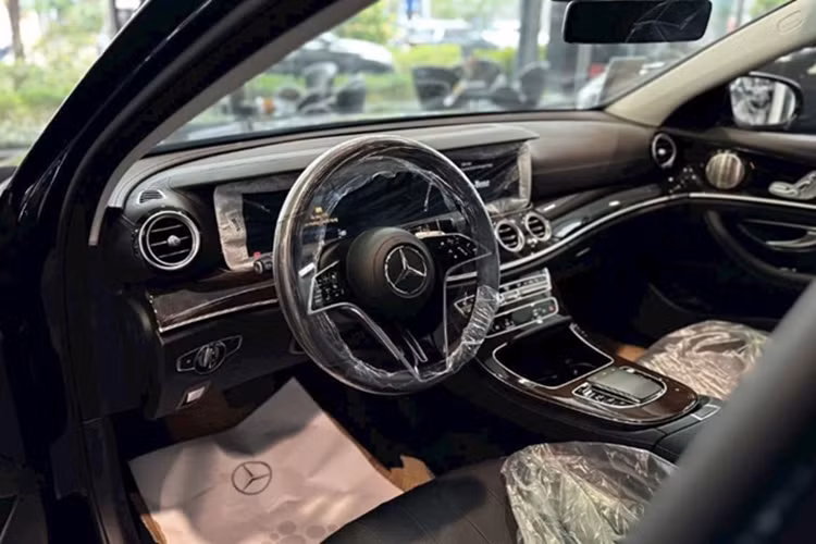 Dù có một số tinh chỉnh về thiết kế và trang bị, dòng xe này vẫn giữ cấu hình quen thuộc với cụm màn hình đôi liền khối, vô-lăng kiểu mới và động cơ 2.0L tinh chỉnh theo từng phiên bản. Xe được trang bị hộp số tự động 9 cấp tiêu chuẩn.