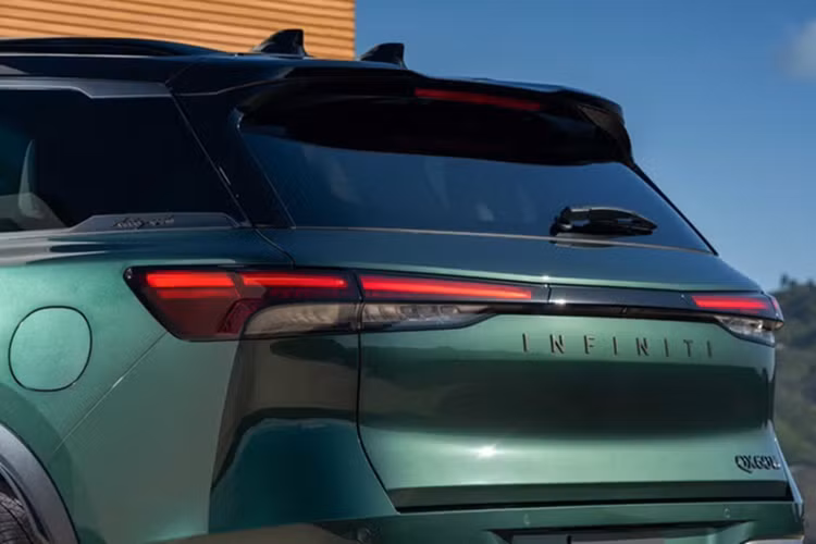 Nội thất QX60 2026 với bảng đồng hồ kỹ thuật, các tùy chọn bọc ghế và trang trí mới gồm: màu xám đá và gỗ vân với các chi tiết kim loại.