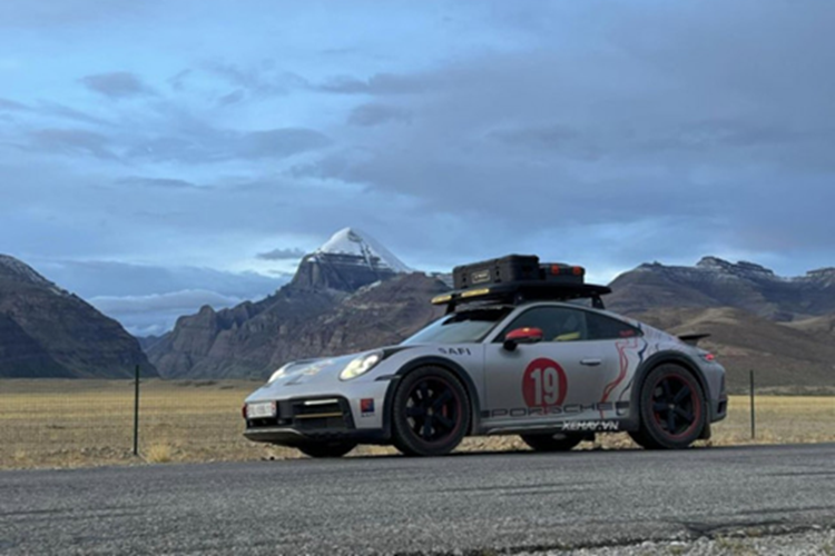 Dòng xe thể thao Porsche 911 Dakar chỉ được sản xuất giới hạn 2.560 chiếc trên toàn thế giới, nhưng hiện đã có 4 chiếc được mang về, xe sử dụng khối động cơ xăng 6 xi-lanh thẳng hàng, tăng áp kép, dung tích 3.0 lít, sản sinh công suất tối đa 473 mã lực và mô-men xoắn cực đại 570 Nm.