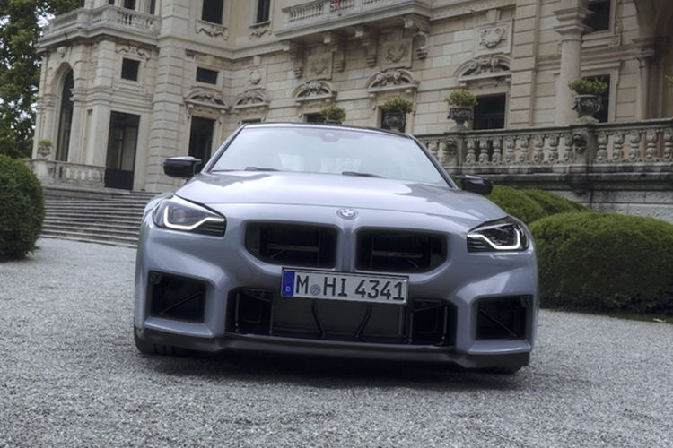 Điểm nhấn phần hông xe là bộ mâm màu vàng đồng 827M kết hợp lốp trước 275/35 ZR19 và lốp sau 285/30 ZR20. Đặc biệt M2 CS sẽ có lốp dành cho đường đau dưới dạng tuỳ chọn miễn phí.