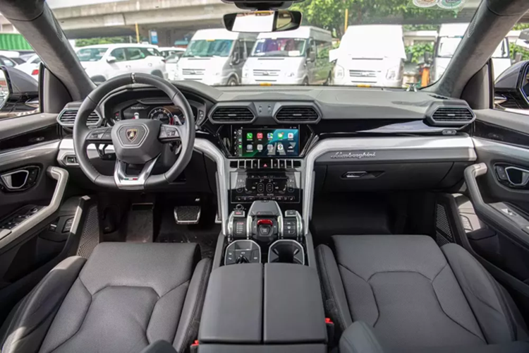 Nếu bạn cho rằng chiếc siêu SUV Lamborghini Urus này có giá cao hơn cả xe mới thì hiện tại, hãng chỉ sản xuất 3 dòng là Lamborghini Urus S, Lamborghini Urus Performante và Lamborghini Urus SE, nếu mua phải chờ vài tháng đến 1 năm, giá chưa bao gồm tùy chọn và lệ phí trước bạ.