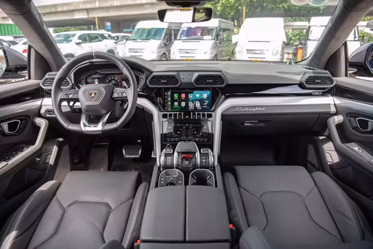 Nếu bạn cho rằng chiếc siêu SUV Lamborghini Urus này có giá cao hơn cả xe mới thì hiện tại, hãng chỉ sản xuất 3 dòng là Lamborghini Urus S, Lamborghini Urus Performante và Lamborghini Urus SE, nếu mua phải chờ vài tháng đến 1 năm, giá chưa bao gồm tùy chọn và lệ phí trước bạ.