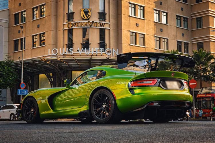 Cung cấp năng lượng cho siêu xe này là động cơ V10, hút khí tự nhiên, dung tích 8.4L. Có thể nói, Dodge Viper ACR là một trong những mẫu xe thương mại có động cơ lớn nhất nhì trên thế giới. Không cần tới tăng áp, động cơ này vẫn có thể cung cấp công suất tối đa 645 mã lực và mô-men xoắn cực đại 813 Nm.