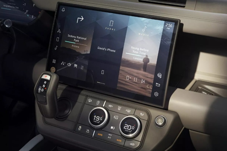 Nội thất của Defender 2026 tiếp tục được nâng cấp theo hướng hiện đại, tiện dụng hơn. Nổi bật bên trong khoang cabin là màn hình giải trí cảm ứng kích thước 13,1 inch, lớn hơn đáng kể so với màn hình 11,4 inch trước đó.