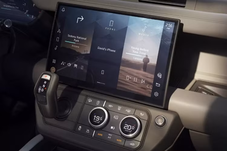 Nội thất của Defender 2026 tiếp tục được nâng cấp theo hướng hiện đại, tiện dụng hơn. Nổi bật bên trong khoang cabin là màn hình giải trí cảm ứng kích thước 13,1 inch, lớn hơn đáng kể so với màn hình 11,4 inch trước đó.