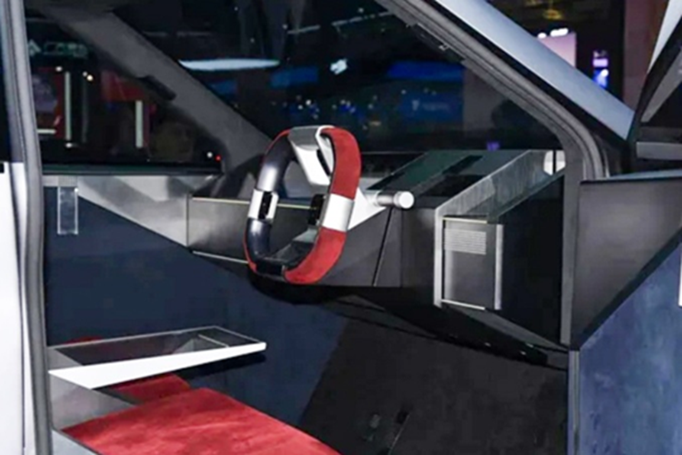 Đây là yếu tố giúp xe nổi bật giữa "rừng" xe bán tải nội địa Trung Quốc. Nếu GAC giữ nguyên ngôn ngữ thiết kế này cho phiên bản thương mại, Pickup 01 sẽ là một mẫu bán tải thiên về khả năng off-road với khoảng sáng gầm lớn, móc kéo lộ thiên và bộ mâm đặc biệt.