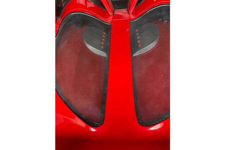 Phần khoang sau cũng được bổ sung lớp lưới tổ ong đặc trưng của mẫu Carrera GT, tuy nhiên không thể thấy được khối động cơ V10 dung tích 5.7L của siêu xe này.
