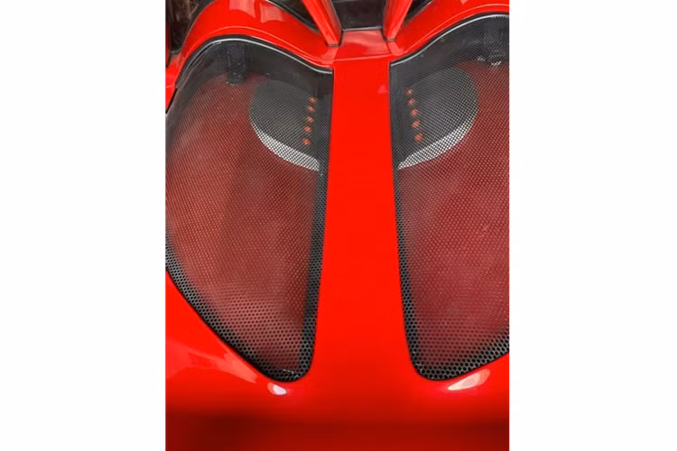 Phần khoang sau cũng được bổ sung lớp lưới tổ ong đặc trưng của mẫu Carrera GT, tuy nhiên không thể thấy được khối động cơ V10 dung tích 5.7L của siêu xe này.