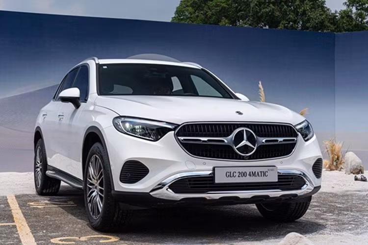 Mercedes-Benz GLC thế hệ mới đã chính thức trình làng ở thị trường Việt Nam vào hồi tháng 5/2023 với 2 phiên bản. Trong đó, bản tiêu chuẩn sở hữu những trang bị như gói phụ kiện Avantgarde, đèn pha LED High Performance, mâm hợp kim 19 inch, đèn LED ban ngày, đèn sương mù trước, đèn hậu LED và cửa cốp đóng/mở chỉnh điện.