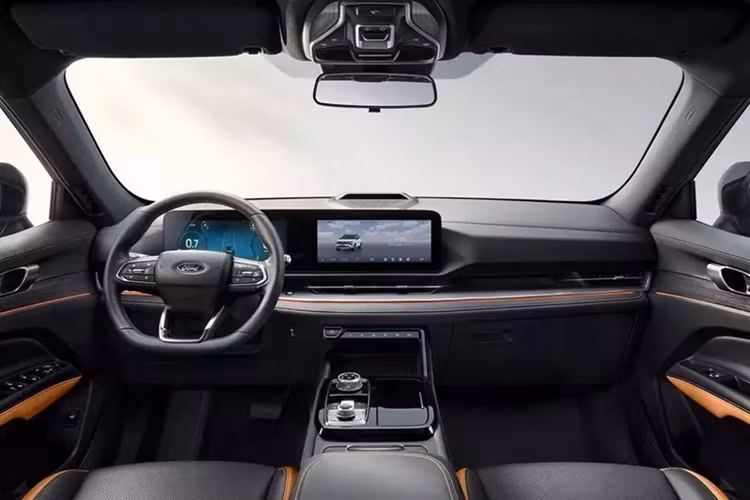 Tiếp theo đó là hệ thống đèn pha mới, bao quanh bằng dải đèn LED định vị ban ngày hình chữ "L" cỡ lớn. Cụm đèn trước 2 tầng đã không còn được dùng cho phiên bản mới của mẫu SUV cỡ C này.