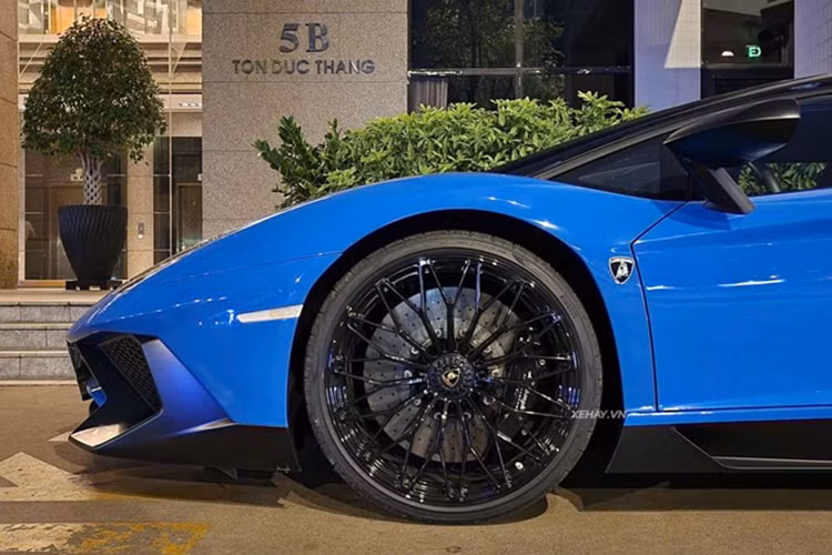 Đáng chú ý, “siêu bò” này còn được chủ nhân nâng cấp hệ thống ống xả Volcano do hãng Fi Exhaust thiết kế và sản xuất. Hệ thống ống xả mới này có thể điều chỉnh với hai chế độ giúp âm thanh to hoặc nhỏ hơn khi cần thiết.