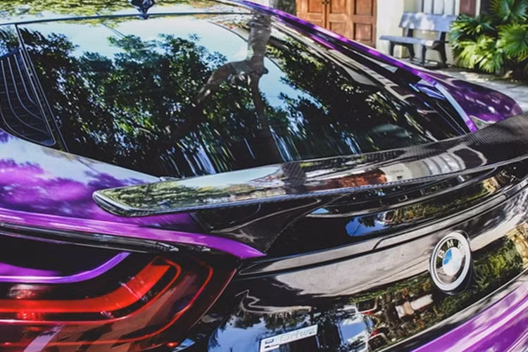 Động cơ của BMW i8 là hệ truyền động hybrid hiện đại, bao gồm động cơ đốt trong 3 xylanh 1.5L TwinPower Turbo và mô-tơ điện. Trong đó, động cơ đốt trong sản sinh công suất cực đại 231 mã lực và mô-men xoắn cực đại 320 Nm, mô-tơ điện có công suất 141 mã lực và mômen xoắn cực đại 250 Nm.