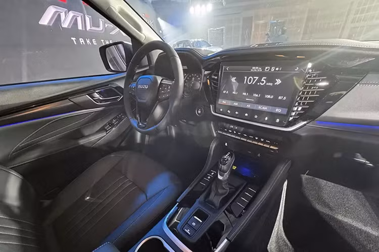 5 tính năng an toàn chủ động ADAS mới, bao gồm hệ thống hỗ trợ giữ làn đường, hệ thống hỗ trợ lái khi tắc đường, hỗ trợ giữ làn đường khẩn cấp, hệ thống cảnh báo kiêm hỗ trợ tránh lệch làn đường và cảnh báo phương tiện cắt ngang khi lùi tích hợp phanh khẩn cấp tự động cũng chỉ dành cho bản cao cấp. Với bản RS, xe có thêm camera 360 độ, bao gồm cả tính năng quan sát dưới gầm xe, và ghế trước chỉnh điện.