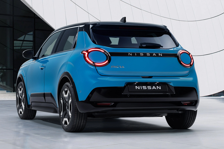 Bên trong, Micra có bảng điều khiển tập trung vào người lái, khi các chi tiết như màn hình thông tin giải trí 10,1 inch, dồng hồ kỹ thuật số 10,1 inch, khe điều hòa, cụm điều khiển trung tâm... đều nghiêng về phía người ngồi sau tay lái.