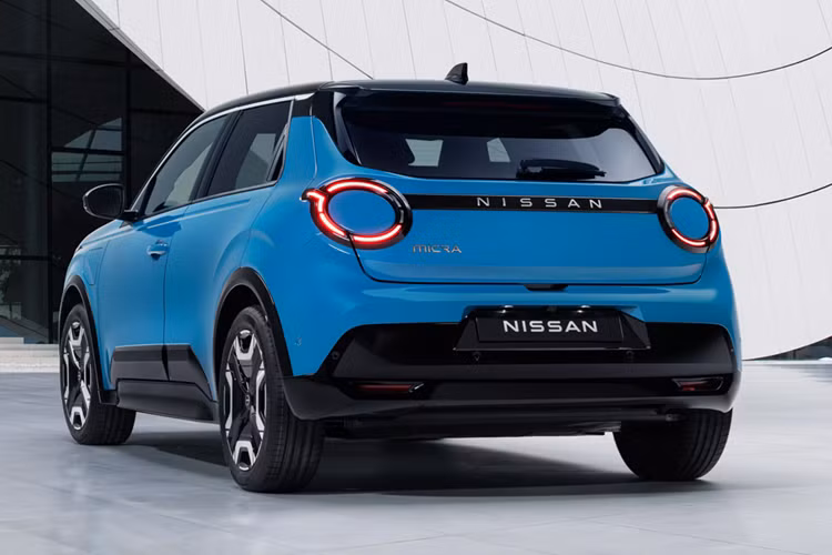 Bên trong, Micra có bảng điều khiển tập trung vào người lái, khi các chi tiết như màn hình thông tin giải trí 10,1 inch, dồng hồ kỹ thuật số 10,1 inch, khe điều hòa, cụm điều khiển trung tâm... đều nghiêng về phía người ngồi sau tay lái.